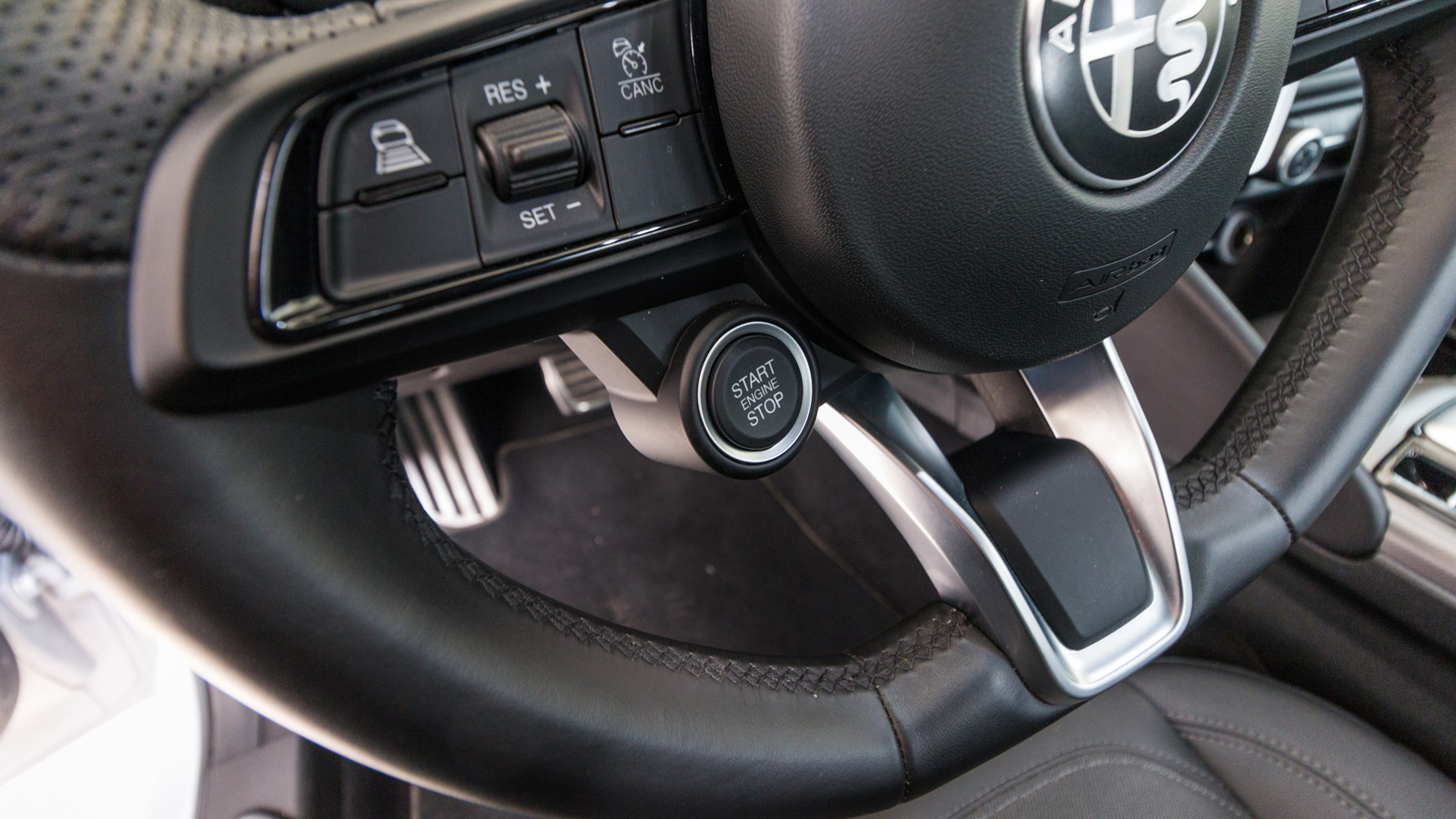 Το κουμπί εκκίνησης του κινητήρα βρίσκεται πάνω στο τιμόνι